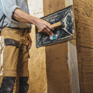 Chantier pédagogique / Mise en œuvre d’enduit terre : corps d’enduit et finition