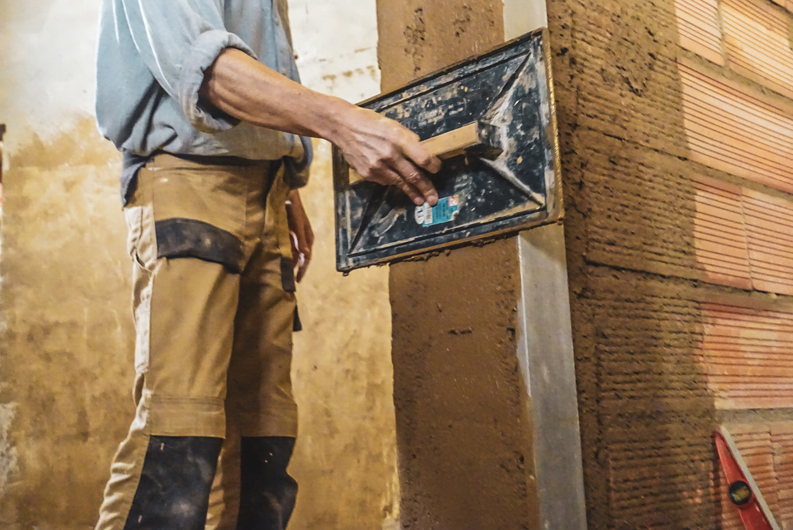 Chantier pédagogique / Mise en œuvre d’enduit terre : corps d’enduit et finition